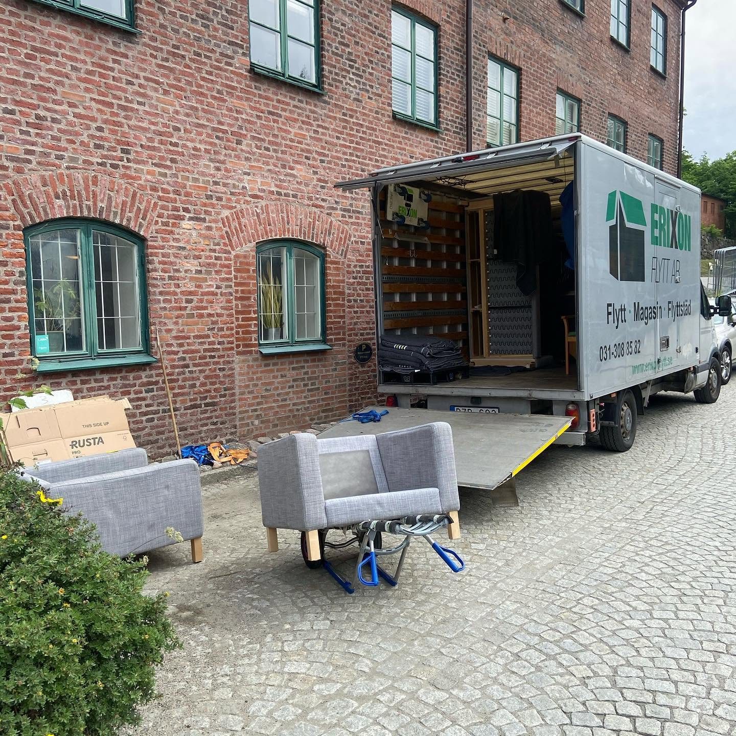 Privatflytt Göteborg – Erixon Flytt lastar soffor och bohag i flyttbilen