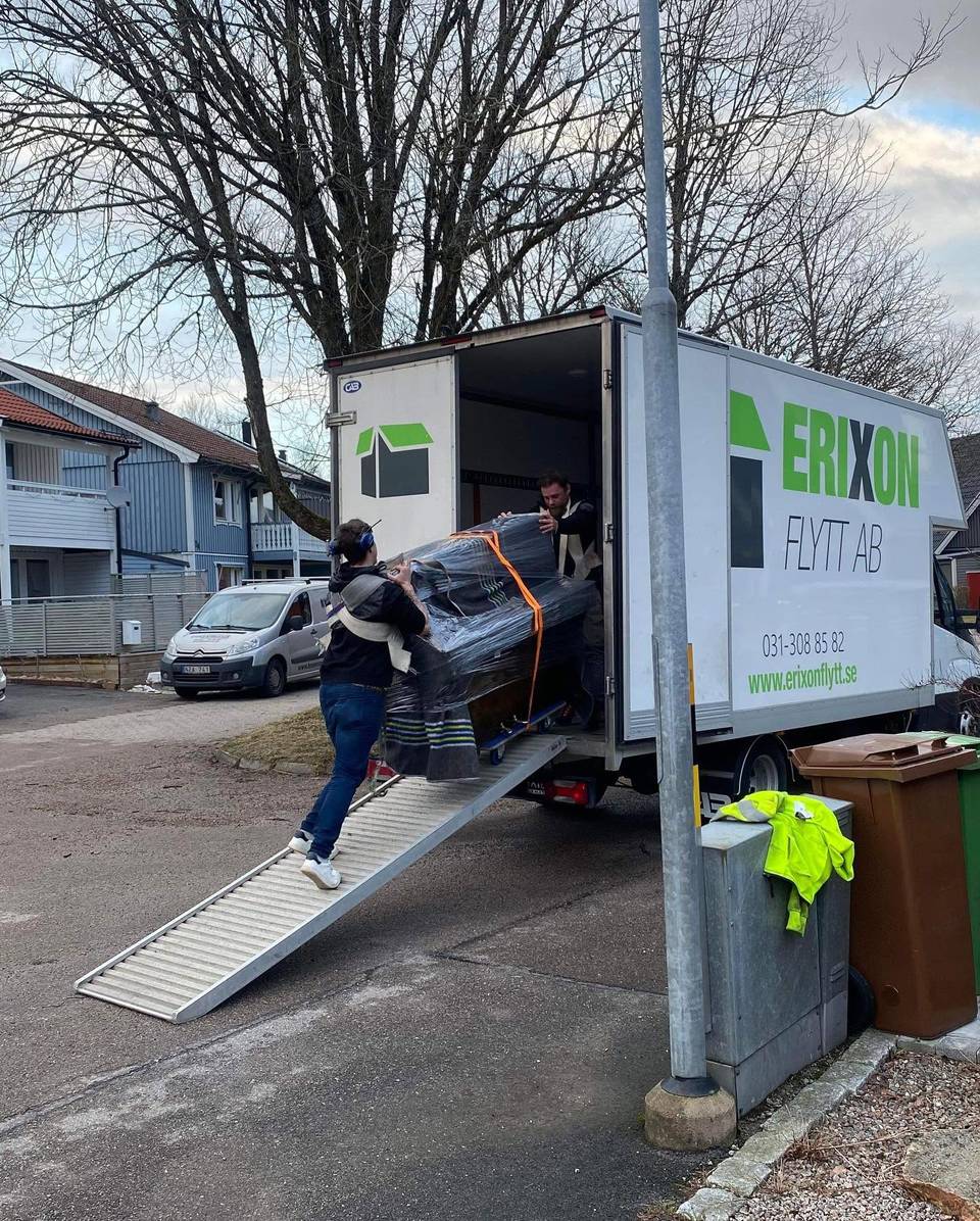 Flytthjälp i Göteborg – Erixon Flytt lastar bohag i flyttbilen
